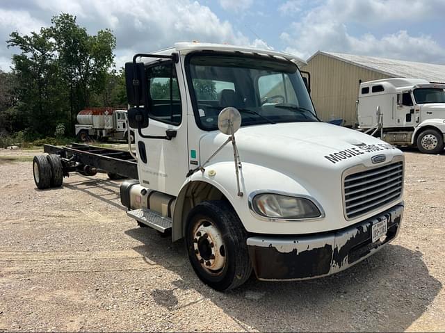 Image of Freightliner Business Class M2 106 equipment image 2
