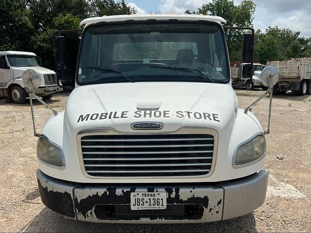 Image of Freightliner Business Class M2 106 equipment image 1