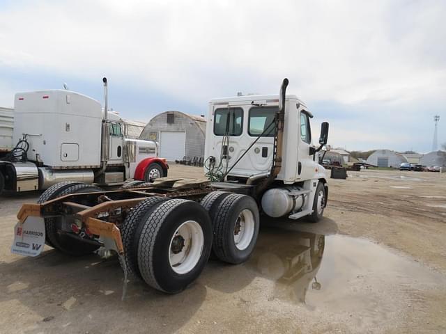 Image of Freightliner Cascadia 125 equipment image 3