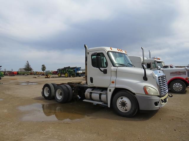 Image of Freightliner Cascadia 125 equipment image 2