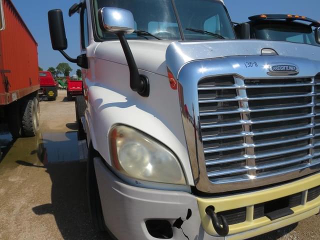 Image of Freightliner Cascadia 125 equipment image 2