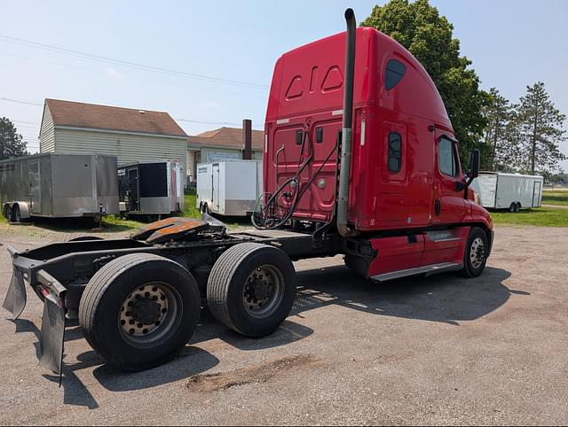 Image of Freightliner Cascadia 125 equipment image 4