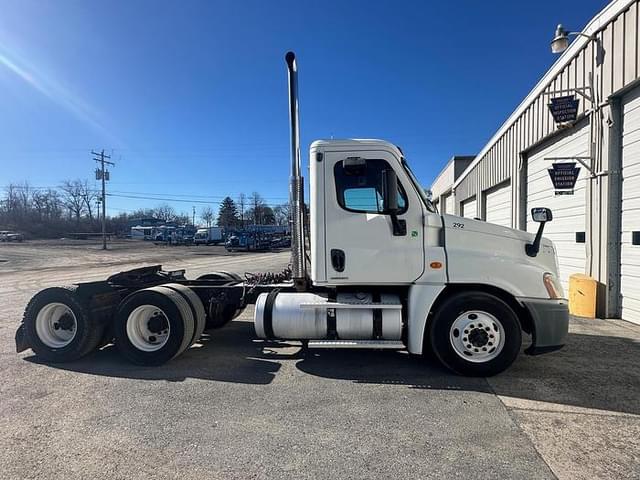 Image of Freightliner Cascadia equipment image 1