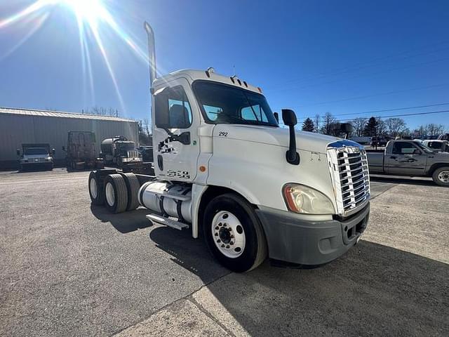 Image of Freightliner Cascadia equipment image 4
