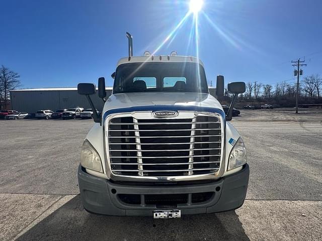 Image of Freightliner Cascadia equipment image 3