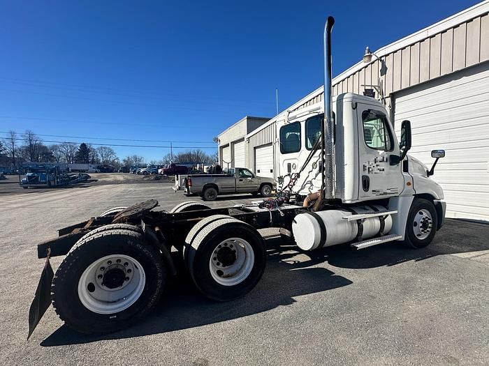 2009 Freightliner Cascadia Equipment Image0