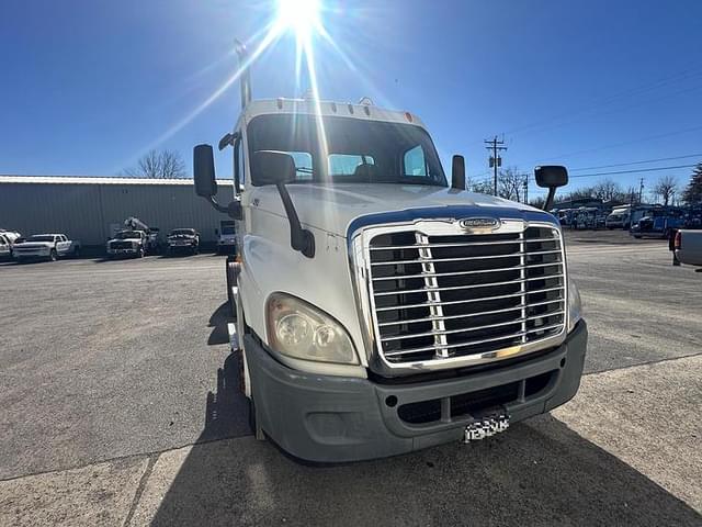 Image of Freightliner Cascadia equipment image 2