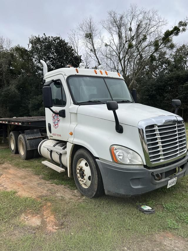 Image of Freightliner Cascadia equipment image 1