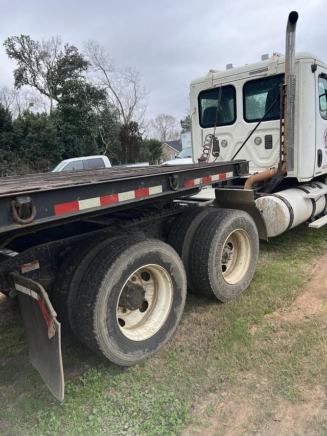 Image of Freightliner Cascadia equipment image 2