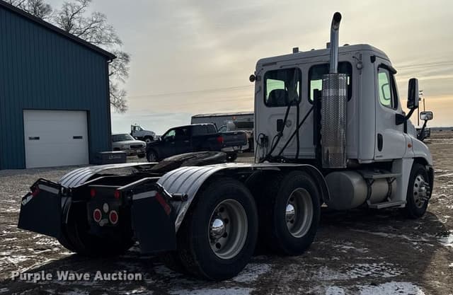 Image of Freightliner Cascadia equipment image 4