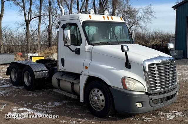 Image of Freightliner Cascadia equipment image 2