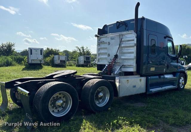 Image of Freightliner Cascadia equipment image 4