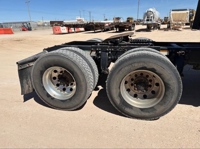 Image of Freightliner Century 120 equipment image 3