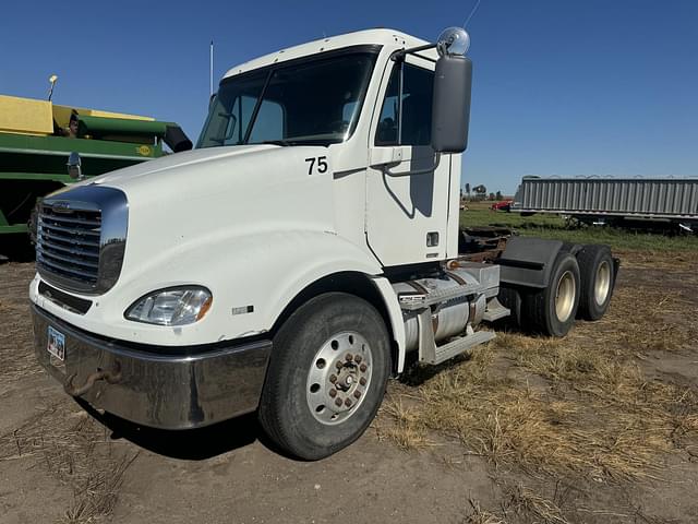 Image of Freightliner Columbia 112 equipment image 1