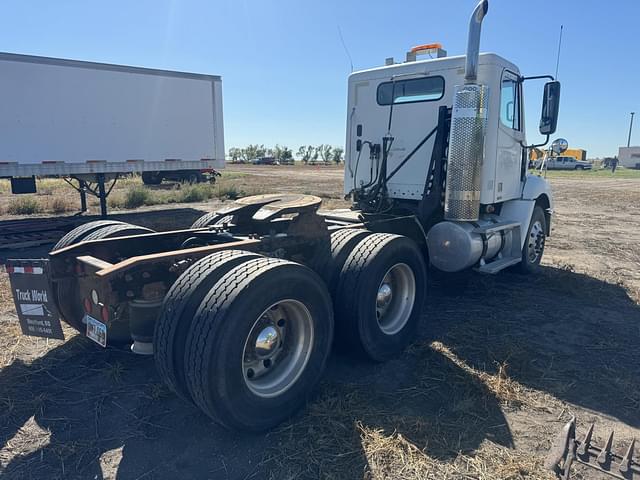 Image of Freightliner Columbia 112 equipment image 4