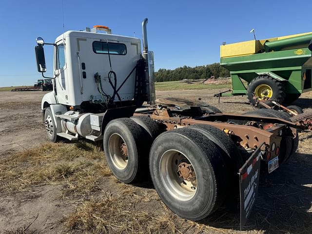 Image of Freightliner Columbia 112 equipment image 2