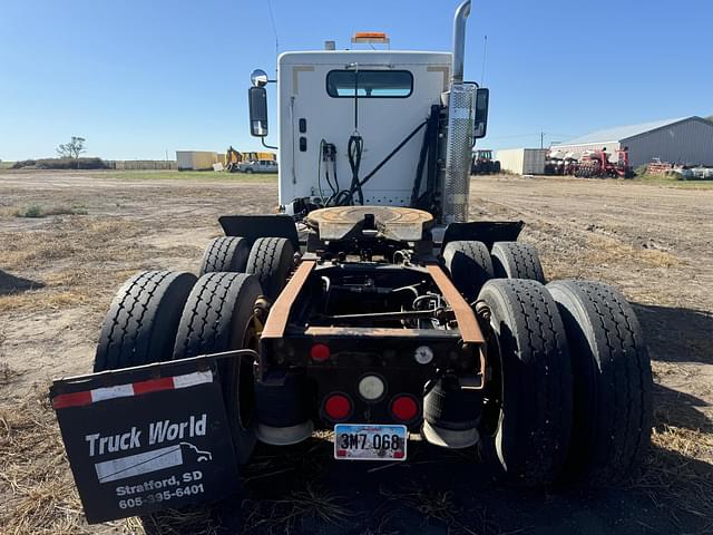 Image of Freightliner Columbia 112 equipment image 3