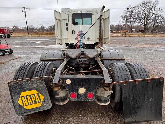 Image of Freightliner Columbia 120 equipment image 4