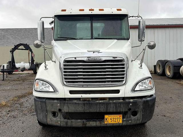 Image of Freightliner Columbia 120 equipment image 1