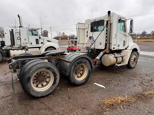 Image of Freightliner Columbia 120 equipment image 3