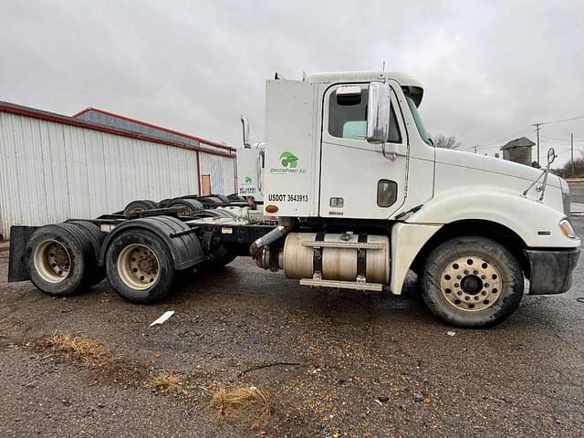 Image of Freightliner Columbia 120 equipment image 2