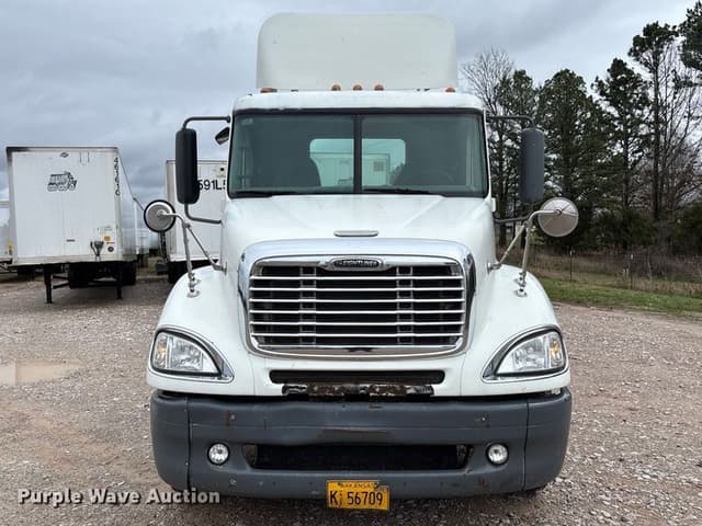 Image of Freightliner Columbia 120 equipment image 1