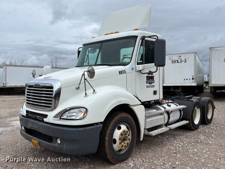 2009 Freightliner Columbia 120 Equipment Image0