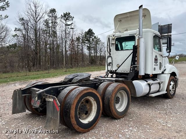 Image of Freightliner Columbia 120 equipment image 4