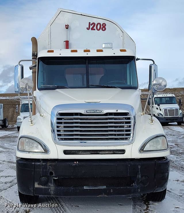 Image of Freightliner Columbia 120 equipment image 1