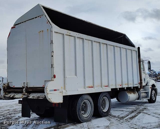 Image of Freightliner Columbia 120 equipment image 4