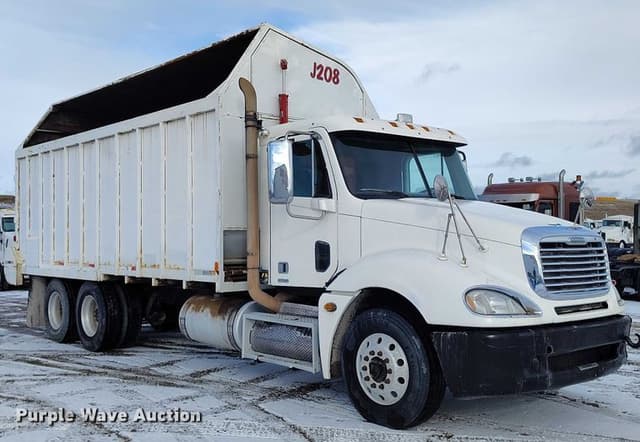Image of Freightliner Columbia 120 equipment image 2