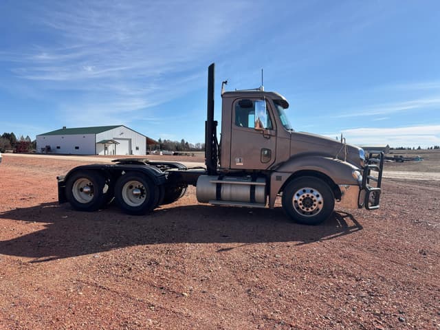 Image of Freightliner Columbia 120 equipment image 4