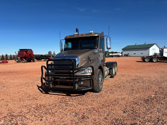 Image of Freightliner Columbia 120 equipment image 1