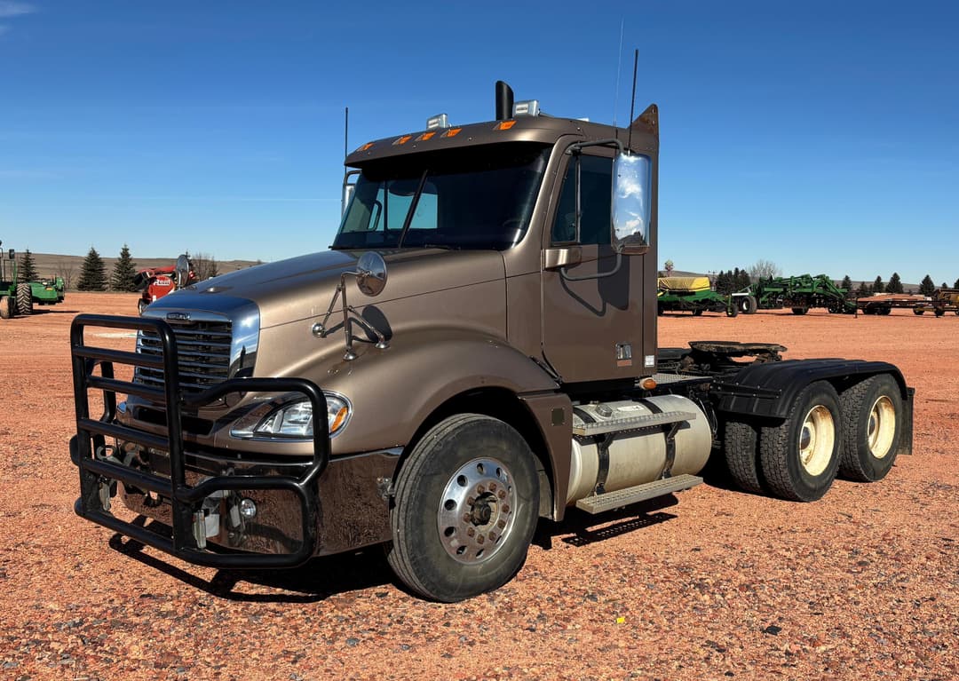 Image of Freightliner Columbia 120 Primary image