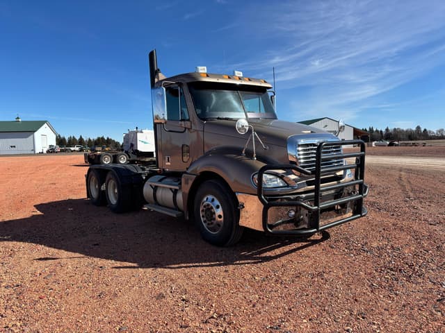 Image of Freightliner Columbia 120 equipment image 3