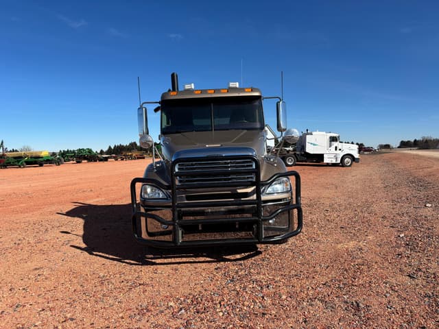Image of Freightliner Columbia 120 equipment image 2