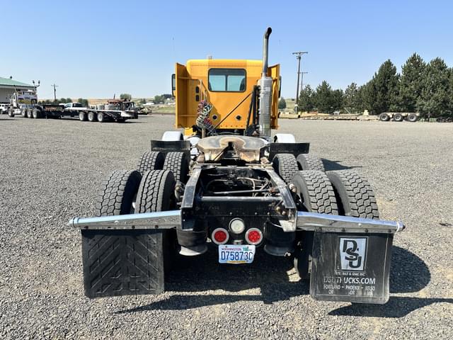 Image of Freightliner Columbia 120 equipment image 3