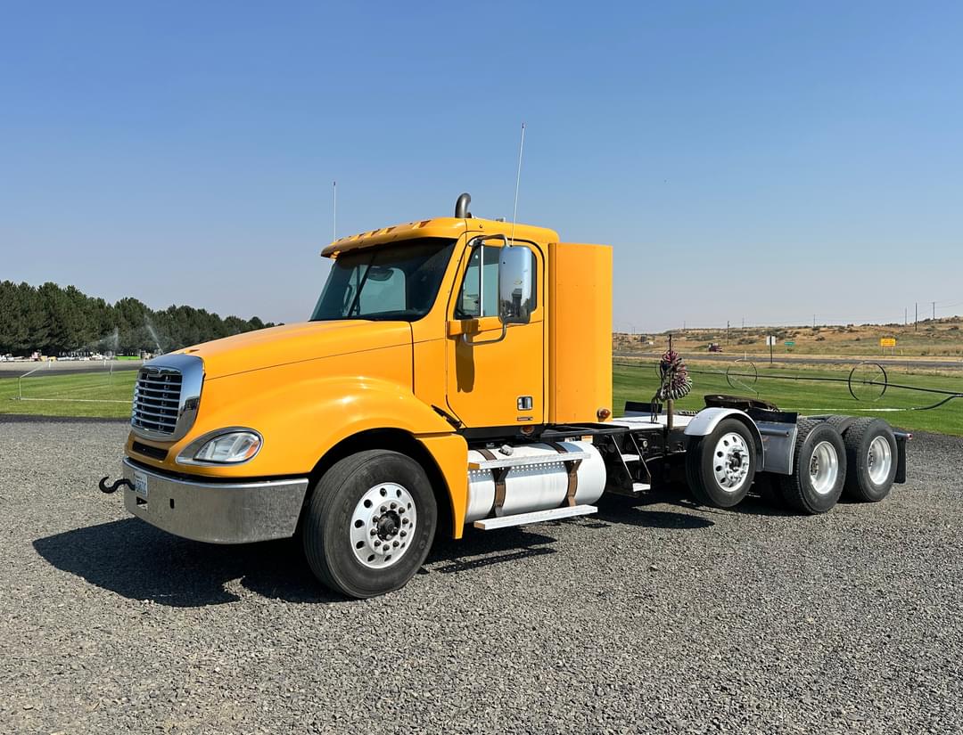 Image of Freightliner Columbia 120 Primary image