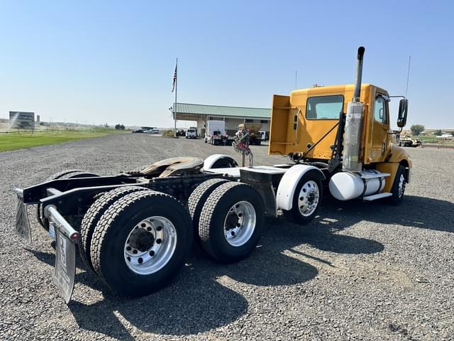 Image of Freightliner Columbia 120 equipment image 4
