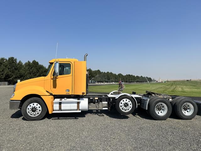 Image of Freightliner Columbia 120 equipment image 1
