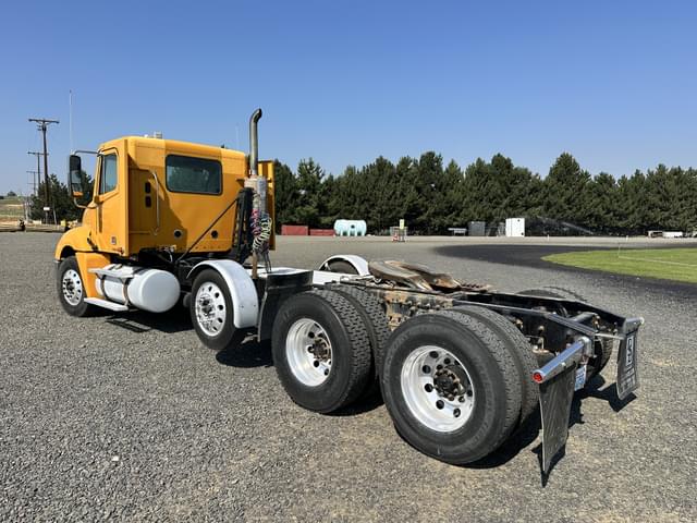 Image of Freightliner Columbia 120 equipment image 2
