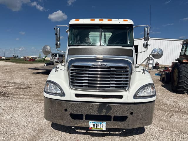 Image of Freightliner Columbia 120 equipment image 2