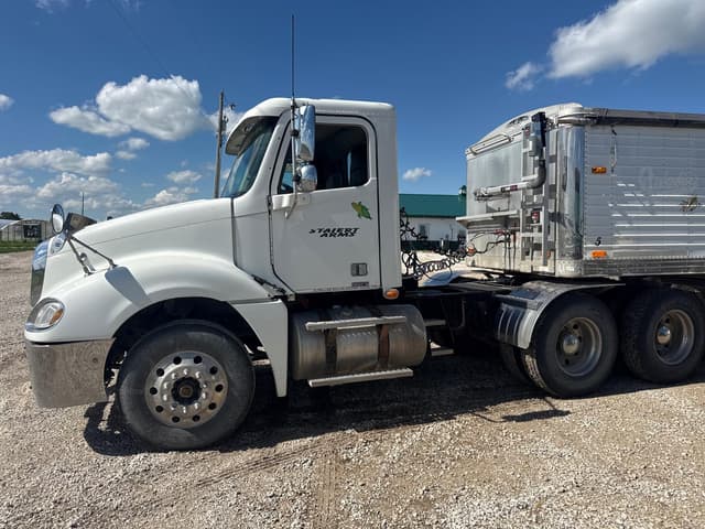 Image of Freightliner Columbia 120 equipment image 1
