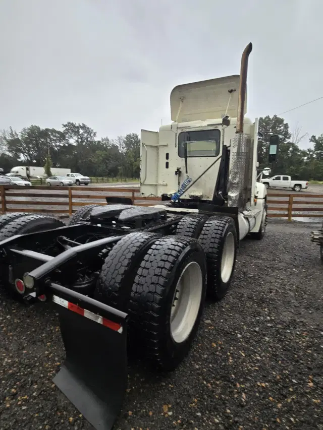 Image of Freightliner Columbia equipment image 4