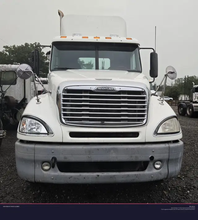 Image of Freightliner Columbia equipment image 2
