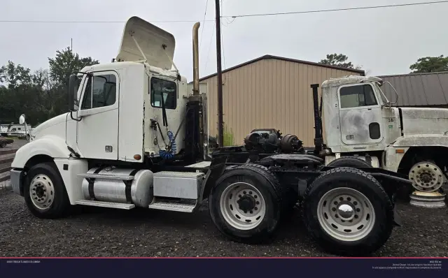 Image of Freightliner Columbia equipment image 3