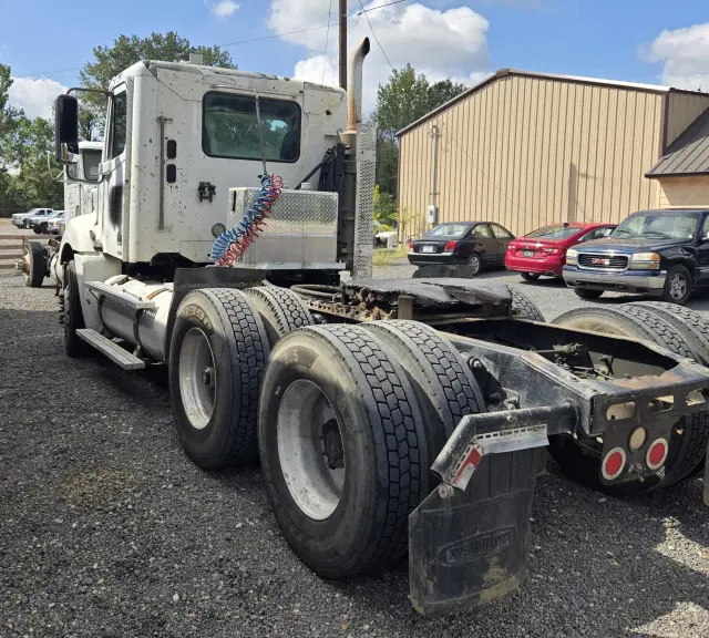Image of Freightliner Columbia equipment image 4