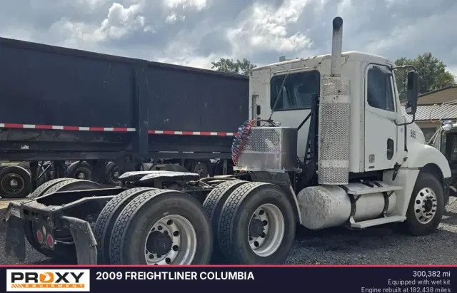 Image of Freightliner Columbia equipment image 2