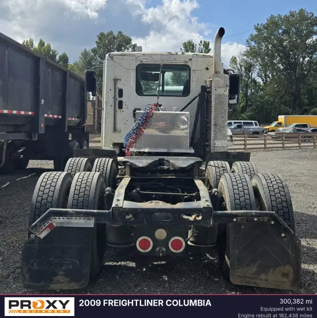 Image of Freightliner Columbia equipment image 3