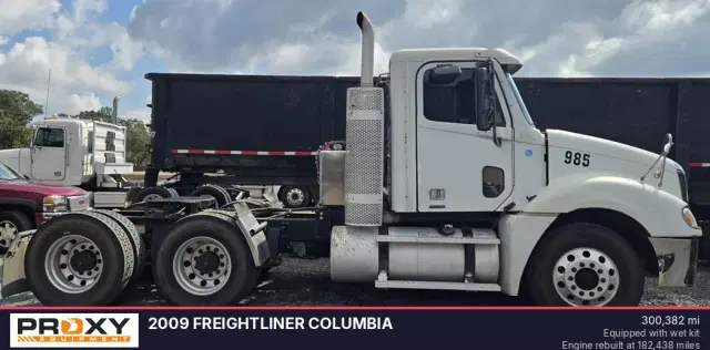 Image of Freightliner Columbia equipment image 1